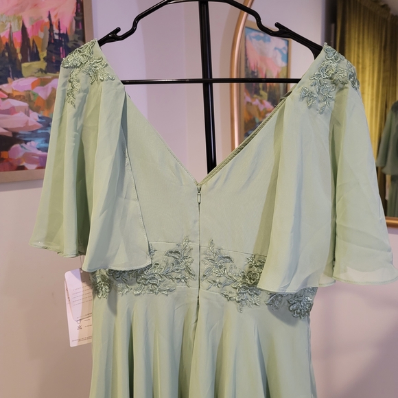 Elegant Light Green Gown with Lace Detail - Picture 5 of 5